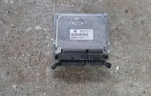 Volkswagen PASSAT B5.5 Engine control unit/module 3B0907557C