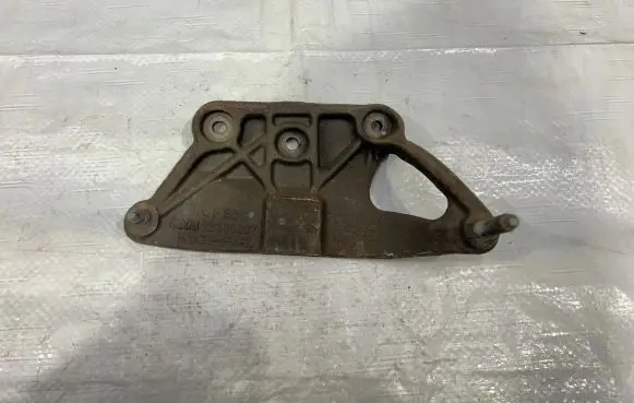 Jeep Cherokee Gearbox mounting bracket 53305007