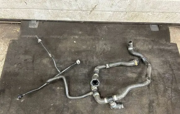 Audi Q5 SQ5 Engine coolant pipe/hose 8R0121086B