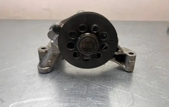 Volkswagen Golf VI Oil pump 03L115105B