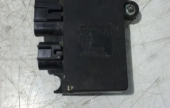 Toyota Avensis T270 Coolant fan relay 8925712020 4993003351 3R24