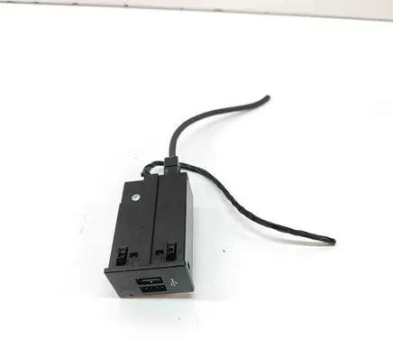 Infiniti Q30 USB socket connector 284H33ZD2A