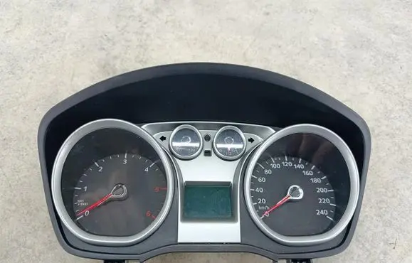 Ford Focus Speedometer (instrument cluster) 8V4T10849GF