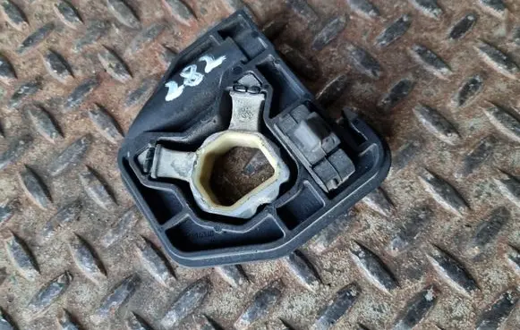 BMW 2 F22 F23 Radiator mount bracket 8620732