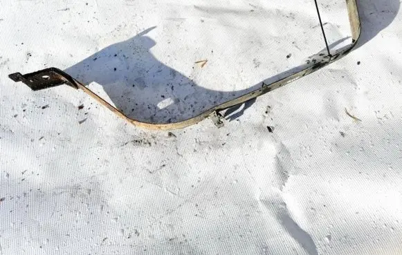 Fuel tank mounting bracket