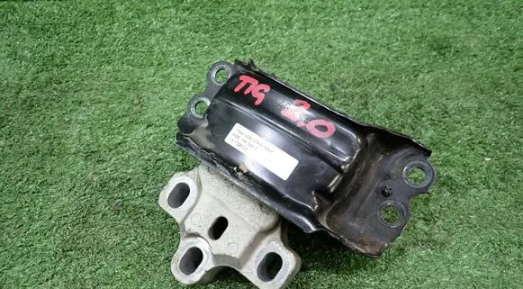 Volkswagen Tiguan Engine mount bracket 5QA199555C
