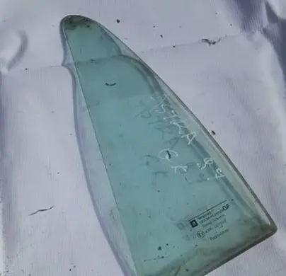 Opel Astra F Rear vent window glass 