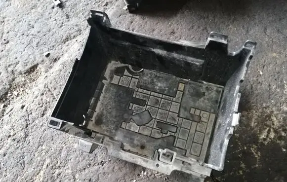 Battery box tray