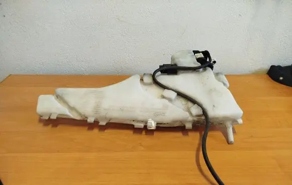 Volvo C30 Windshield washer fluid reservoir/tank 4N5113K163