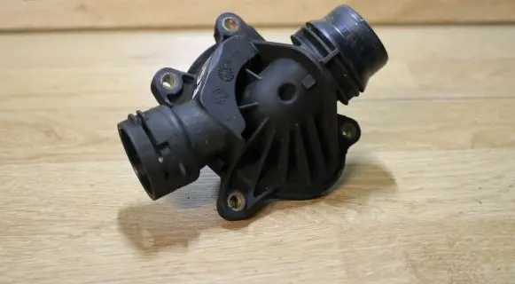 Thermostat/thermostat housing