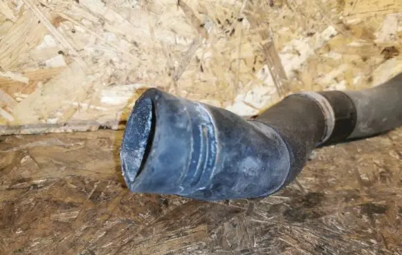 Coolant pipe/hose