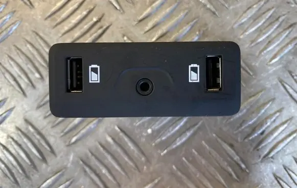 Renault Espace V (RFC) USB socket connector 280237850R DQ17Z16547