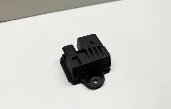 BMW 3 E92 E93 Glow plug pre-heat relay 781085605 110922 0522120103