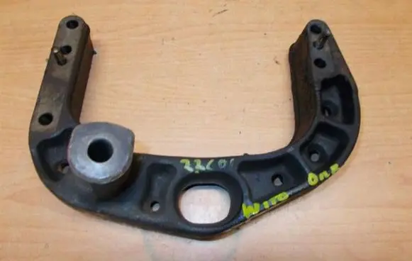 Mercedes-Benz Vito Viano W638 Engine mounting bracket