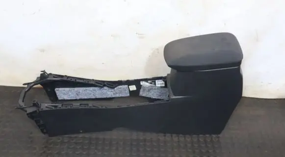 Toyota Auris E210 Center console SM413