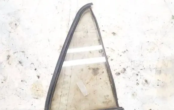 Peugeot 405 Rear vent window glass dot39m43as2