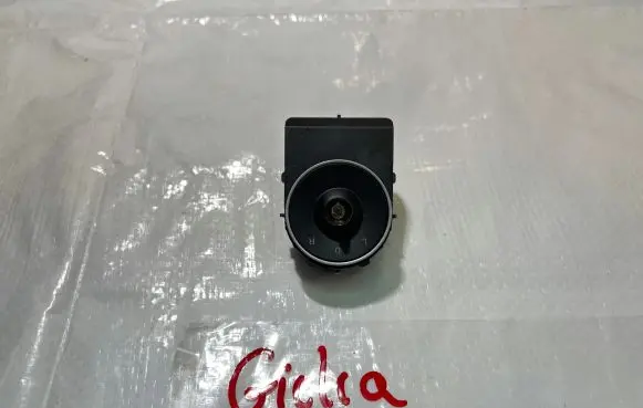 Alfa Romeo Giulia Wing mirror switch