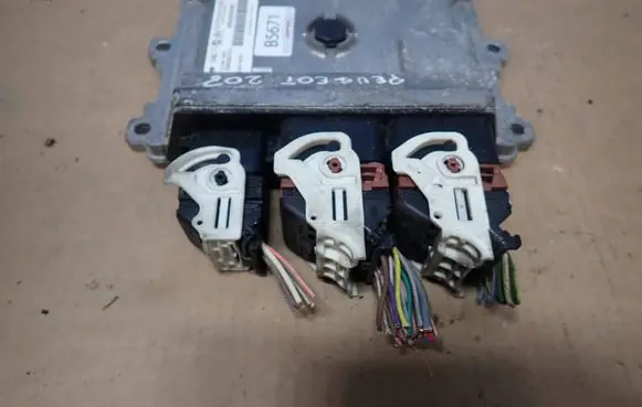 Peugeot 208 I Engine control unit/module 9805353080