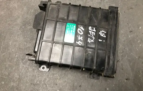 Volkswagen Golf II Engine control unit/module 0280800104 811906264
