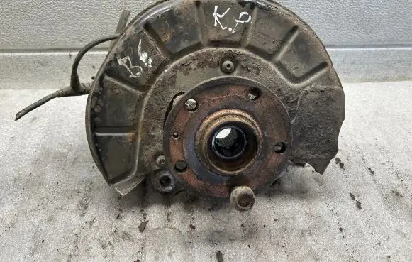 Volkswagen PASSAT B5 Front wheel hub