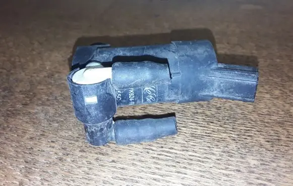 Ford Focus Windscreen/windshield washer pump 1S7117K624FE