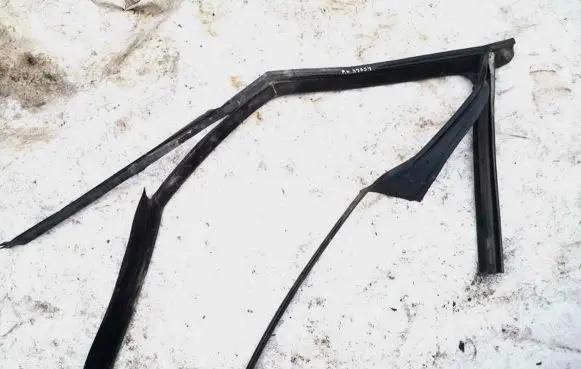 Skoda Yeti (5L) Front door glass trim molding 5l0837431