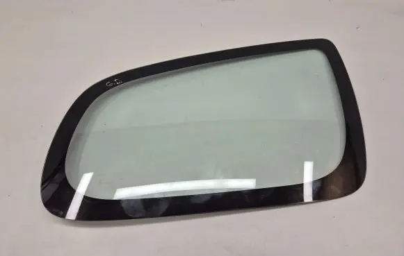 Toyota Yaris Side middle window/glass 