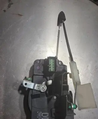 Opel Vectra B Front door lock 24414113