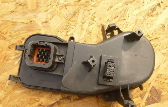 Ford Mondeo Mk III Headlight/headlamp dust cover 1305239173