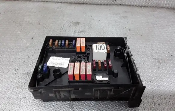 Volkswagen Jetta V Fuse module 1K0937125A