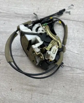 Mitsubishi Grandis Rear door lock