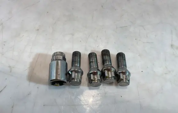 Audi A6 S6 C5 4B Anti-theft wheel nuts and lock 