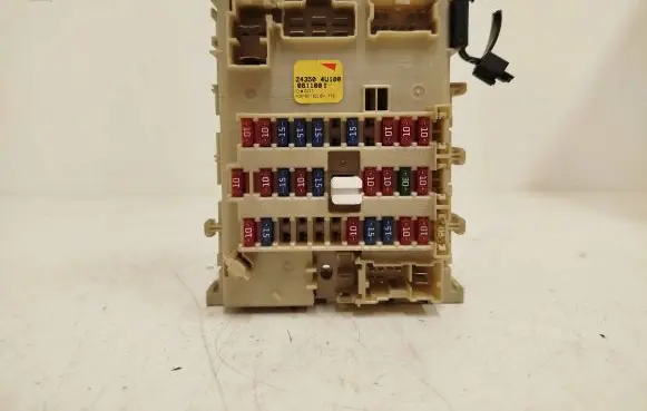 Nissan Almera Tino Fuse module 243504U100 0811001