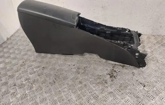 Toyota Avensis T270 Armrest 5881005020C1 5885605010