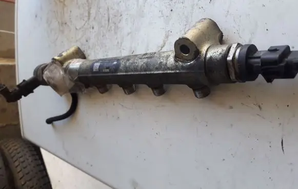 KIA Carens II Fuel distributor 0445214085