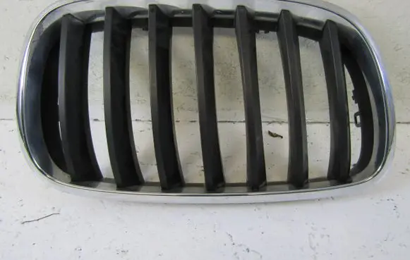 BMW X5 E70 Front bumper upper radiator grill 7185224