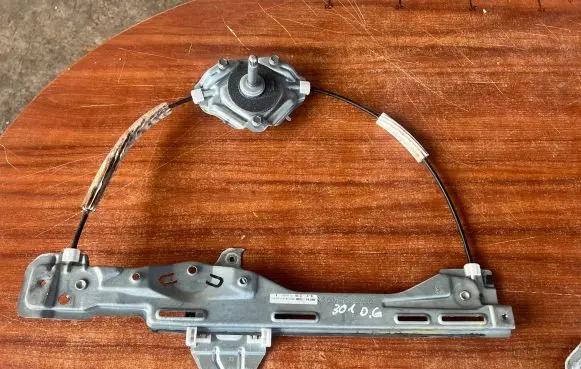 Peugeot 301 Rear door manual window regulator 9674411580