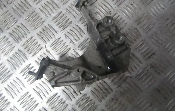 Peugeot 307 Engine mounting bracket 