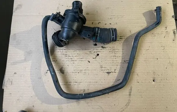 Mercedes-Benz Sprinter W906 Thermostat/thermostat housing A6512001215