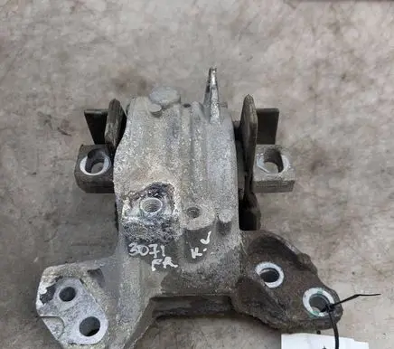 Citroen C5 Engine mount bracket