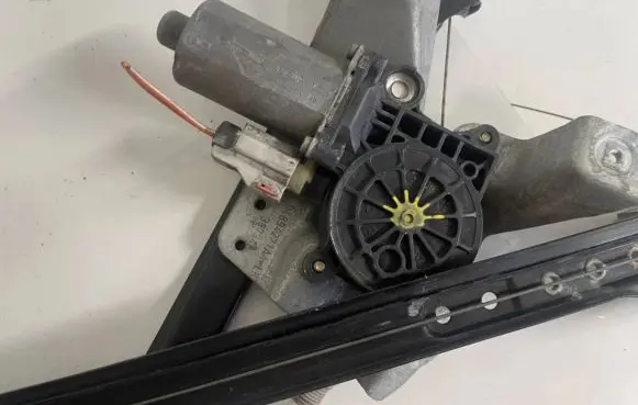 Chrysler Pacifica Front door window regulator motor 992732100