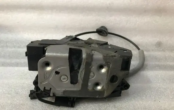 Volvo S60 Front door lock 31301740