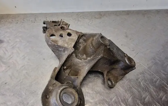 Volkswagen PASSAT B5.5 Engine mounting bracket 8E0199352D