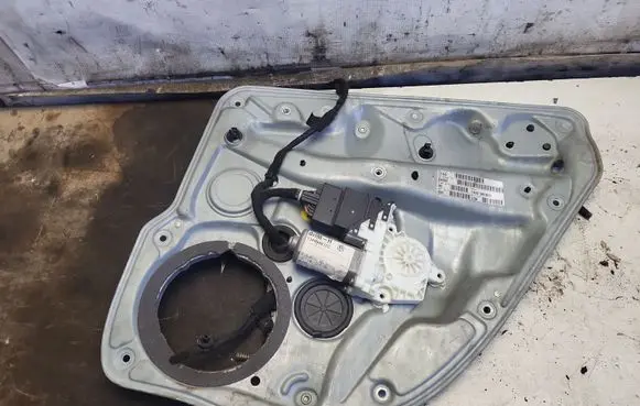 Volkswagen Golf IV Rear door manual window regulator 