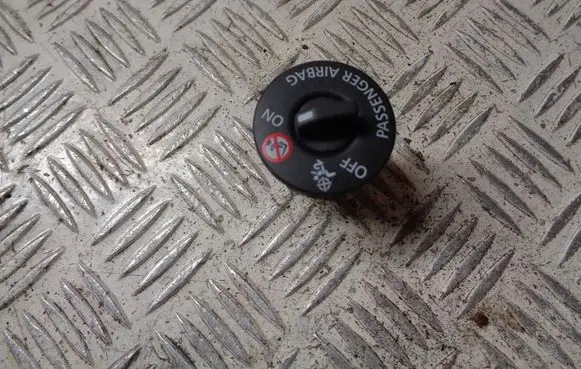 Renault Twingo III Passenger airbag on/off switch 681995290R