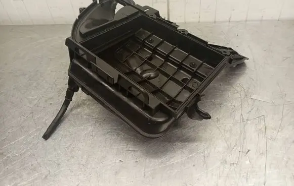 Peugeot 208 I Air filter box 9673061080 1039257