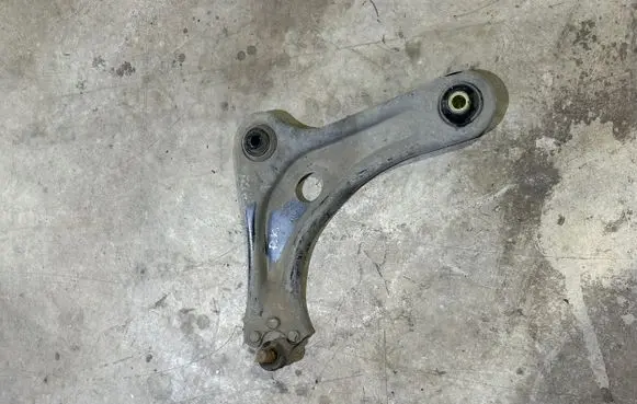 Peugeot 208 Front lower control arm/wishbone