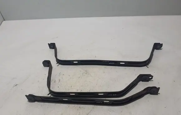 Fuel tank mounting bracket