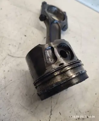 Volvo V50 Piston with connecting rod