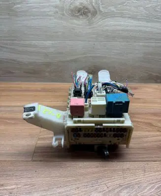 Toyota Auris 150 Fuse module 8273002J50 171410F24